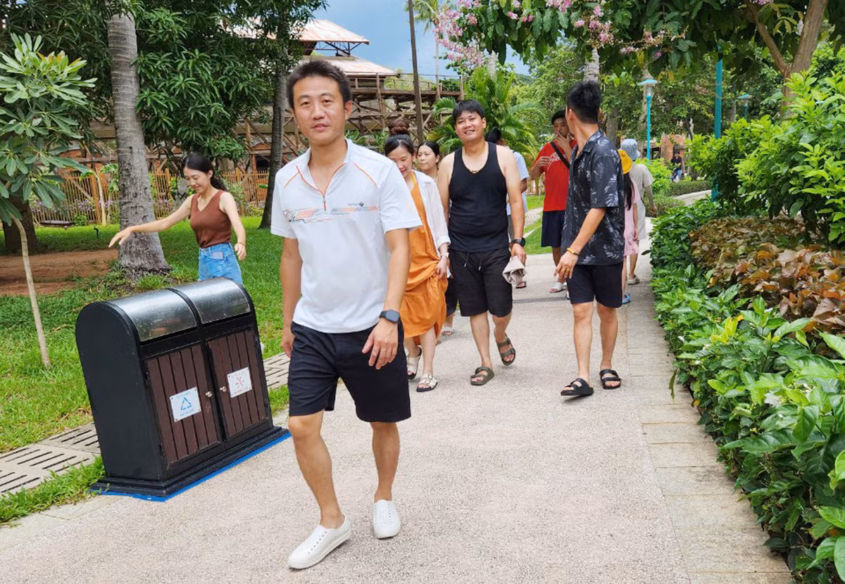 Sau khi rời quầy ảnh lưu niệm, du khách bắt đầu hành trình trải nghiệm mới với nhiều trò chơi hấp dẫn tại Hòn Thơm.