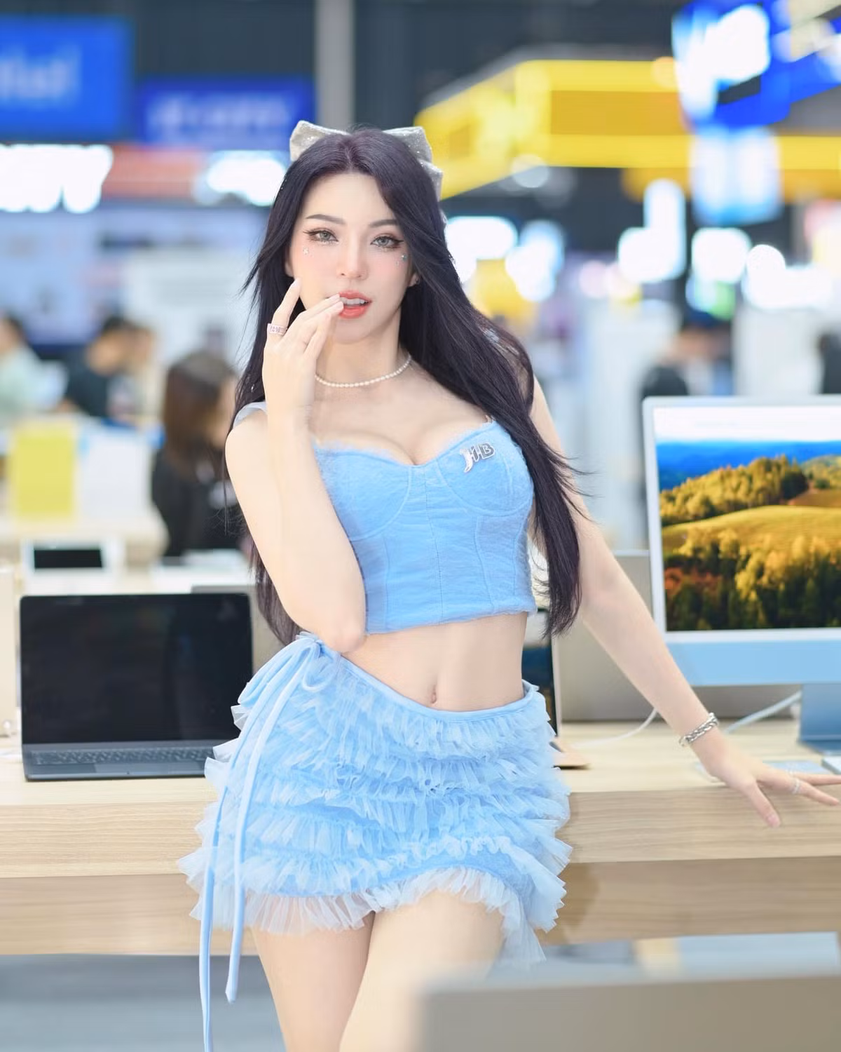 Ưu thế hàng đầu của Janet là gương mặt xinh xắn và 3 vòng siêu thực