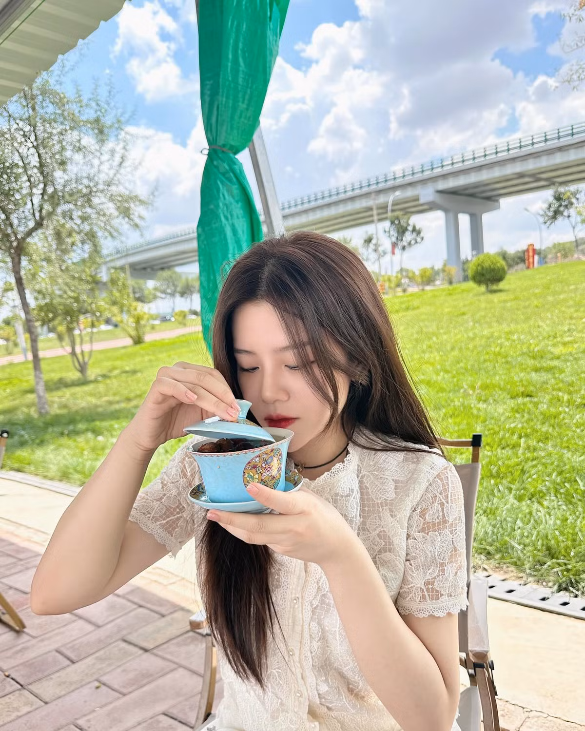 Trước đây, trên trang cá nhân, Ông Thoại Liên chỉ đăng tải những chuyến du lịch xa hoa, các kỳ nghỉ dưỡng ở những nơi đẹp đẽ, thư giãn ở những nơi xa hoa... và thời trang đắt tiền, hàng hiệu.