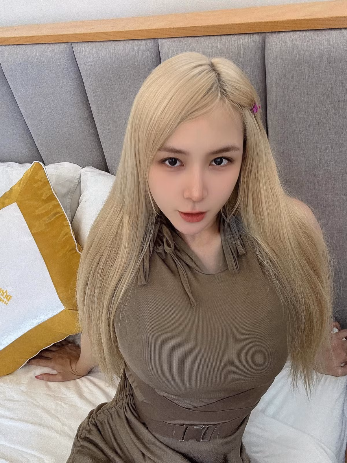 Cô nàng thường ăn diện vô cùng sexy khoe đường cong cơ thể mỗi khi đi diễn.