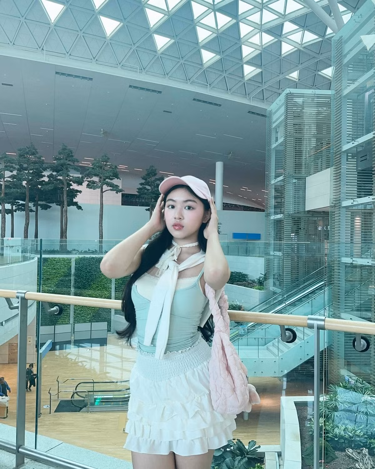 Mỗi khoảnh khắc mới của con gái nam MC đều nhanh chóng được dân tình theo dõi và bàn luận sôi nổi. Mới đây, cô nàng vừa đăng tải loạt ảnh check-in ở sân bay Hàn Quốc và ngay lập tức gây chú ý với nhan sắc xinh đẹp.