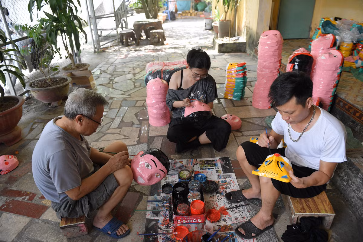 Đặc biệt, ông Đông vui mừng cho biết những bạn trẻ trong nước không thờ ơ với đồ chơi truyền thống. Mỗi tháng, ngoài các du khách nước ngoài thì có nhiều đoàn học sinh, sinh viên, các bạn trẻ tìm đến nhà để trải nghiệm tận tay những chiếc mặt nạ.