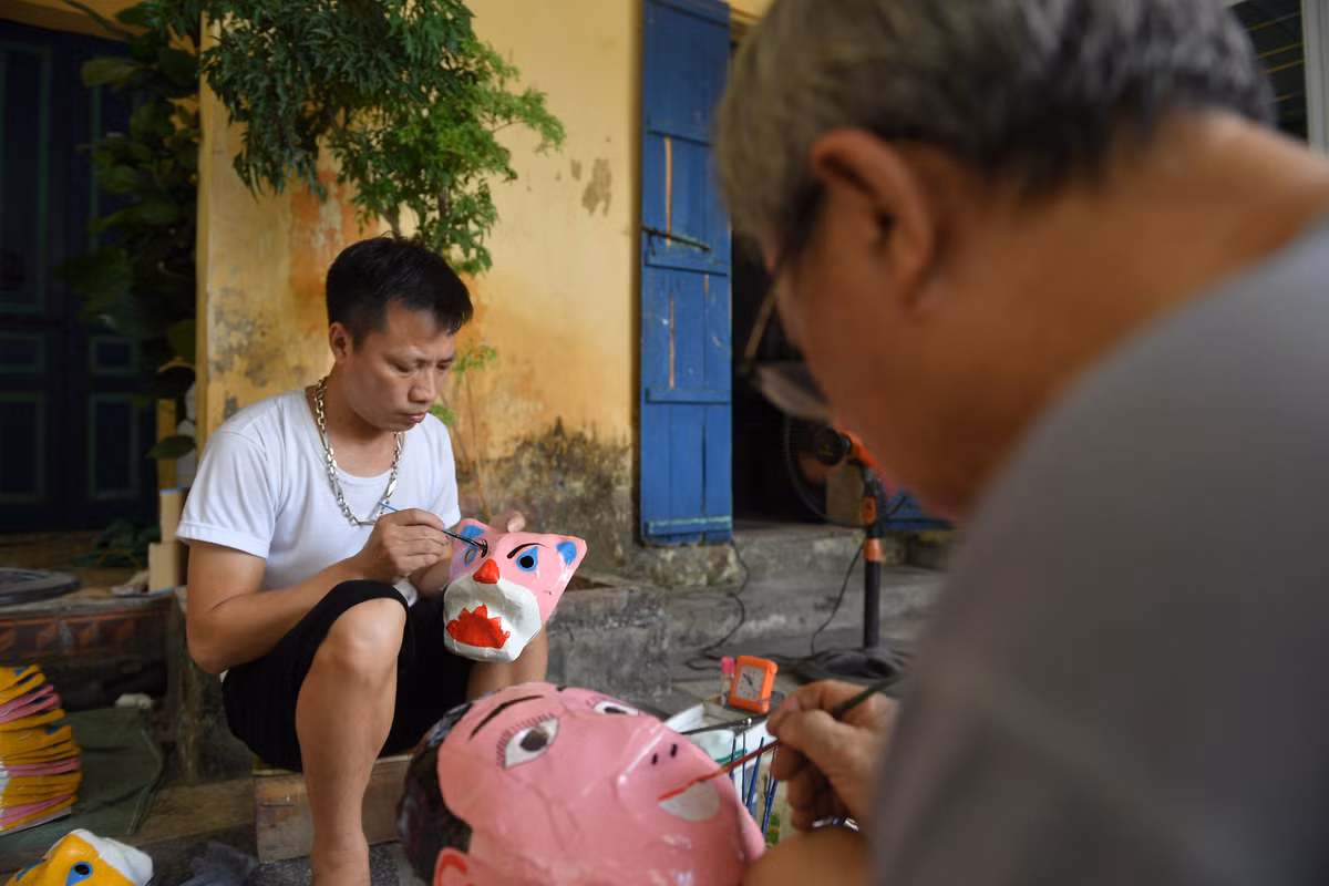 Ông Đông cũng cho biết, ngoài việc sản xuất dịp Trung thu gia đình ông cũng đã liên kết với những công ty du lịch để đón những đoàn khách trong và ngoài nước đến nhà để trải nghiệm cảm giác làm mặt nạ giấy bồi truyền thống ra sao.