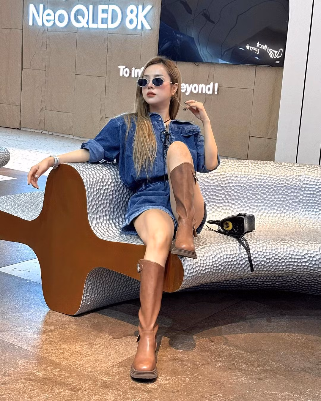 "Có nhiều thông tin xa gần rằng Thương đã có con, cái này là đúng nha nhưng mà là con nuôi thôi mọi người. Tôi có nghe thông tin này cách đây 5, 7 năm rồi nhưng im lặng vì nghĩ rằng chỉ cần những người yêu thương mình hiểu là được. Bé Na là con nuôi của tôi, con của bạn thân, vì có thời gian tôi hay chia sẻ hình ảnh của con nên mọi người hiểu nhầm". Thương Võ cho biết.