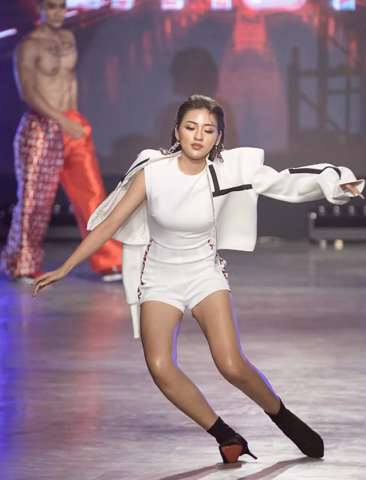 TikToker lan san trinh dien thoi trang, xu huong gay tranh cai-Hinh-2