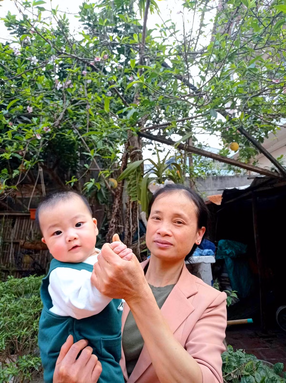 Nhiều người đã để lại nhiều bình luận xúc động về chuyến đi dễ thương của chàng trai: "Đáng yêu quá vậy, người cậu của năm đây rồi", "chị em nhà người ta thân thiết đáng yêu quá".