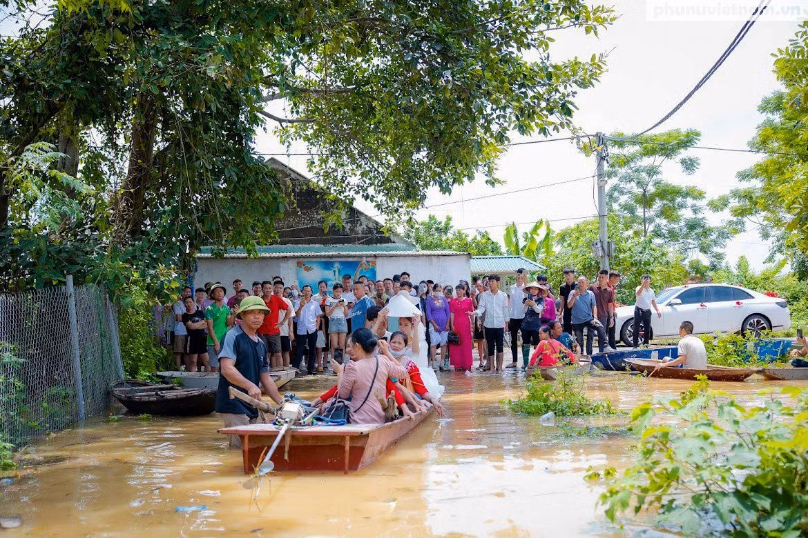 Những người có mặt tại đám cưới thích thú lôi điện thoại ra livestream cho những người ở quê cùng chứng kiến. (Ảnh: tổng hợp từ Facebook)