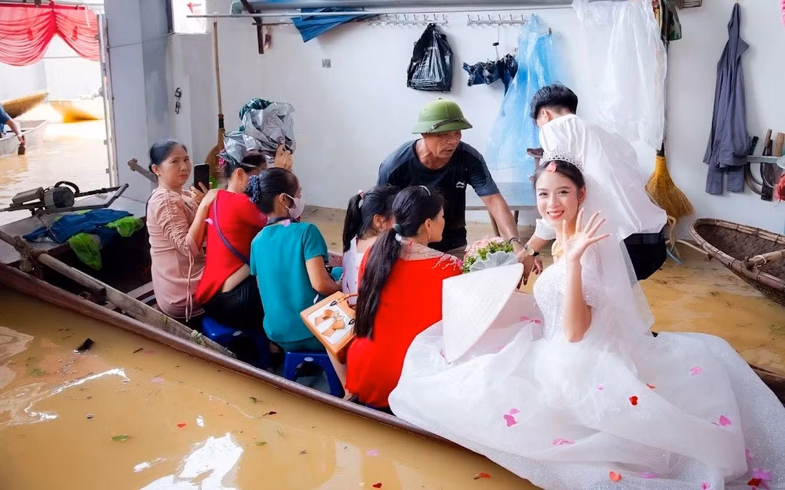 Trước đó, một đám cưới cô dâu Thái Bình được chú rể rước bằng thuyền, phao tự chế cũng khiến nhiều người quan tâm.