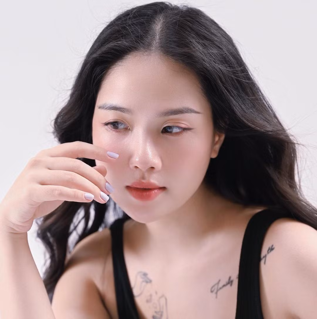 Qua nhiều khoảnh khắc được chia sẻ cho thấy "cô chủ tiệm nail" được chồng diễn viên cưng chiều hết mực.