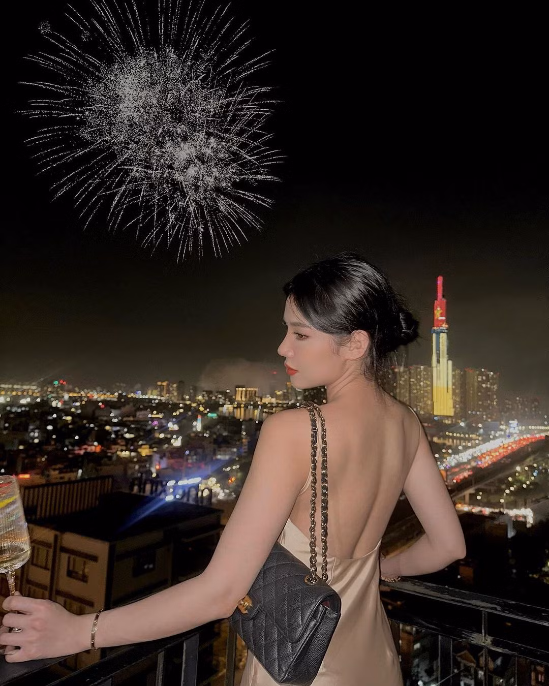 Người đẹp Hà thành đã là "phú bà" với cuộc sống sang chảnh, thường check-in ở những địa điểm xa hoa. Cô nàng cũng thường xuất hiện tại các sự kiện thời trang với vai trò người mẫu/ KOL. (Ảnh: IGNV)