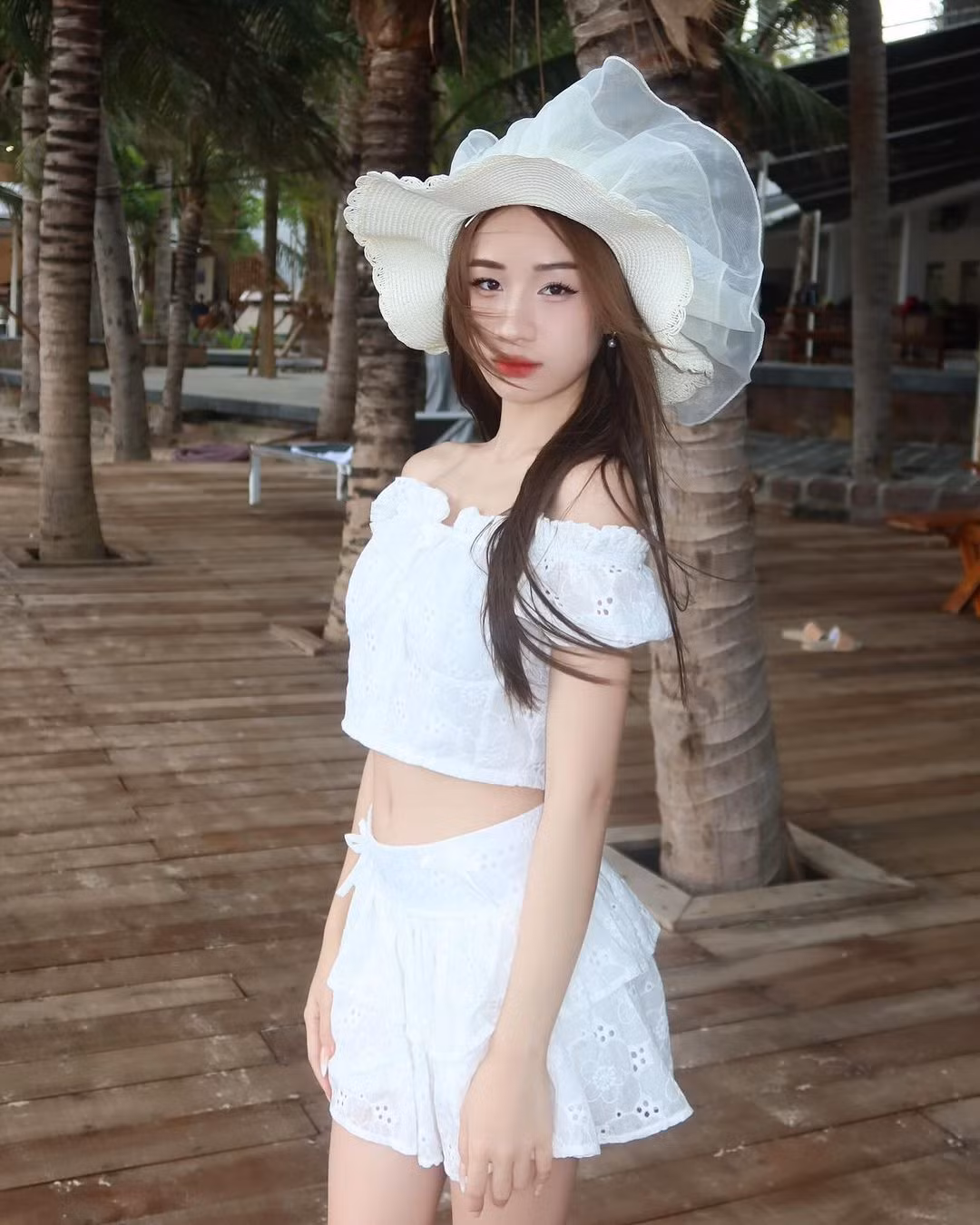Cô nàng sở hữu thân hình mảnh mai cùng gương mặt xinh xắn.