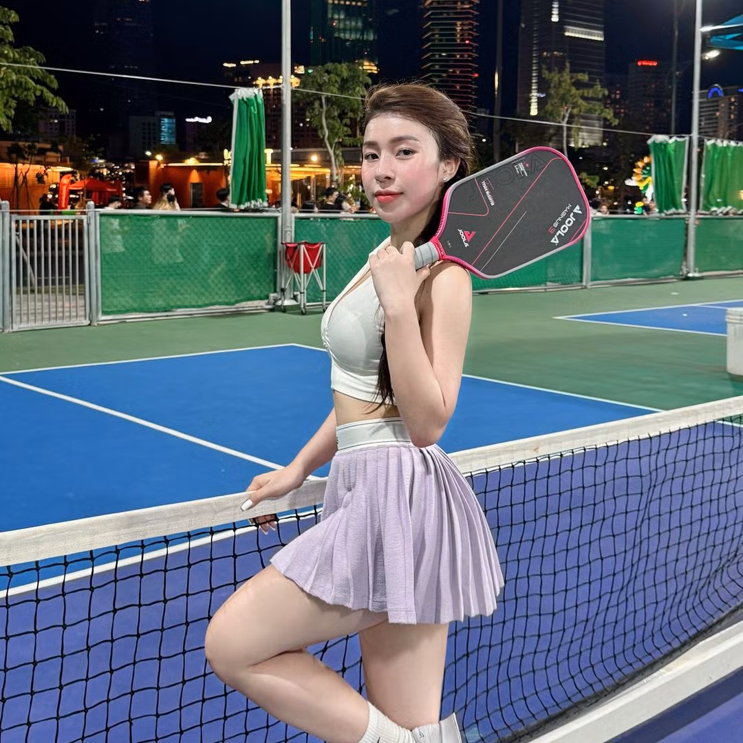 Trước những ý kiến chẳng mấy thiện chí này, cô nàng đã thẳng thừng đáp trả trên trang cá nhân của mình: "Mình chọn sống là một cô gái có thể kiếm ra tiền, chơi thật giỏi những môn thể thao để cơ thể khỏe đẹp, năng lượng. Mấy giờ rồi mà còn ở nhà học cách giữ chồng. Bản thân mình, mình nhìn vào còn buồn nôn mà mình bắt chồng mình say đắm là say đắm kiểu gì, tỉnh lại đi mấy chị già cào phím ơi".