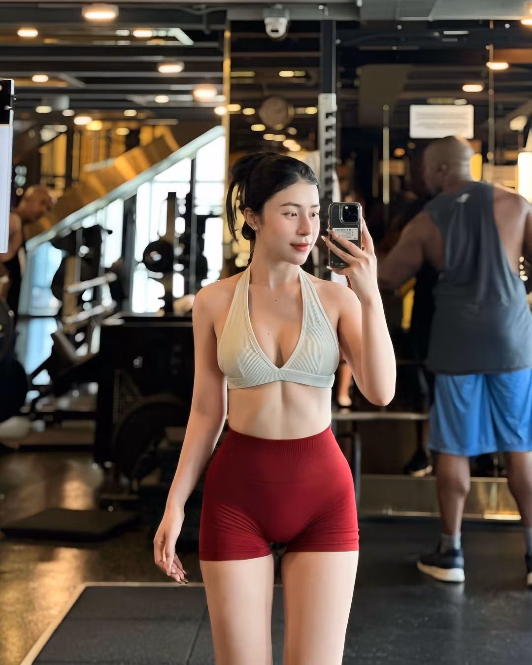 Loạt hình ảnh phòng gym được cô nàng đăng tải khiến nhiều người phải xuýt xoa vì vóc dáng cực chuẩn.