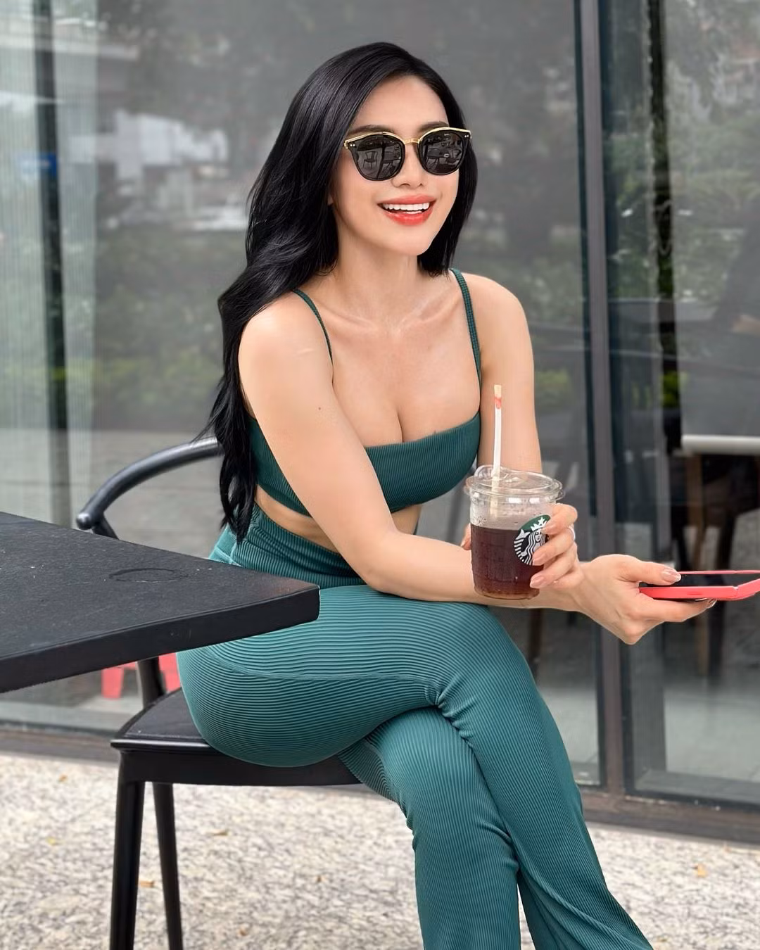 Dù đã trải qua một lần sinh nở, cô nàng vẫn giữ được vóc dáng vạn người mê. (Ảnh: IGNV)