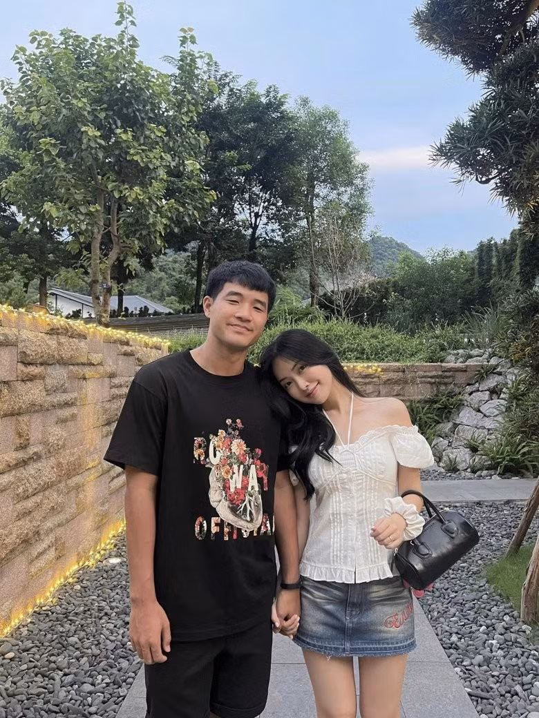 Sau khi kết hôn, vợ chồng Hà Đức Chinh có cuộc sống khá kín tiếng, ý chia sẻ chuyện tình cảm riêng tư. Cặp đôi có mối quan hệ rất tốt với vợ chồng Đoàn Văn Hậu và Doãn Hải My.