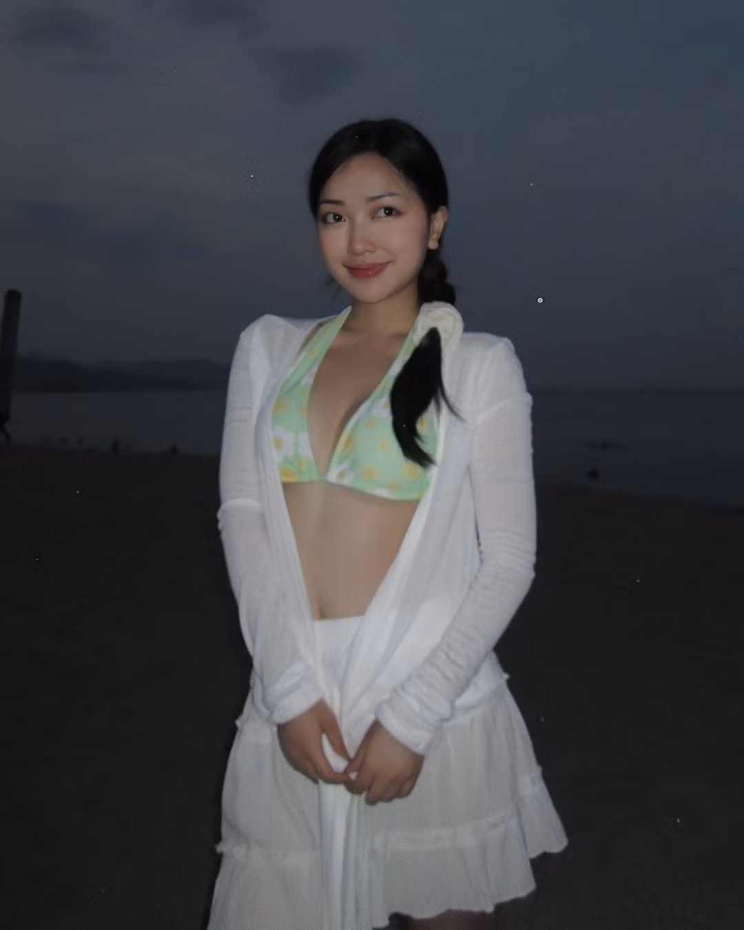1 tháng sau ngày "vỡ chum" mới đây trên trang cá nhân, hot girl Bắc Giang đã khoe bức ảnh diện đi biển khiến nhiều người chú ý.