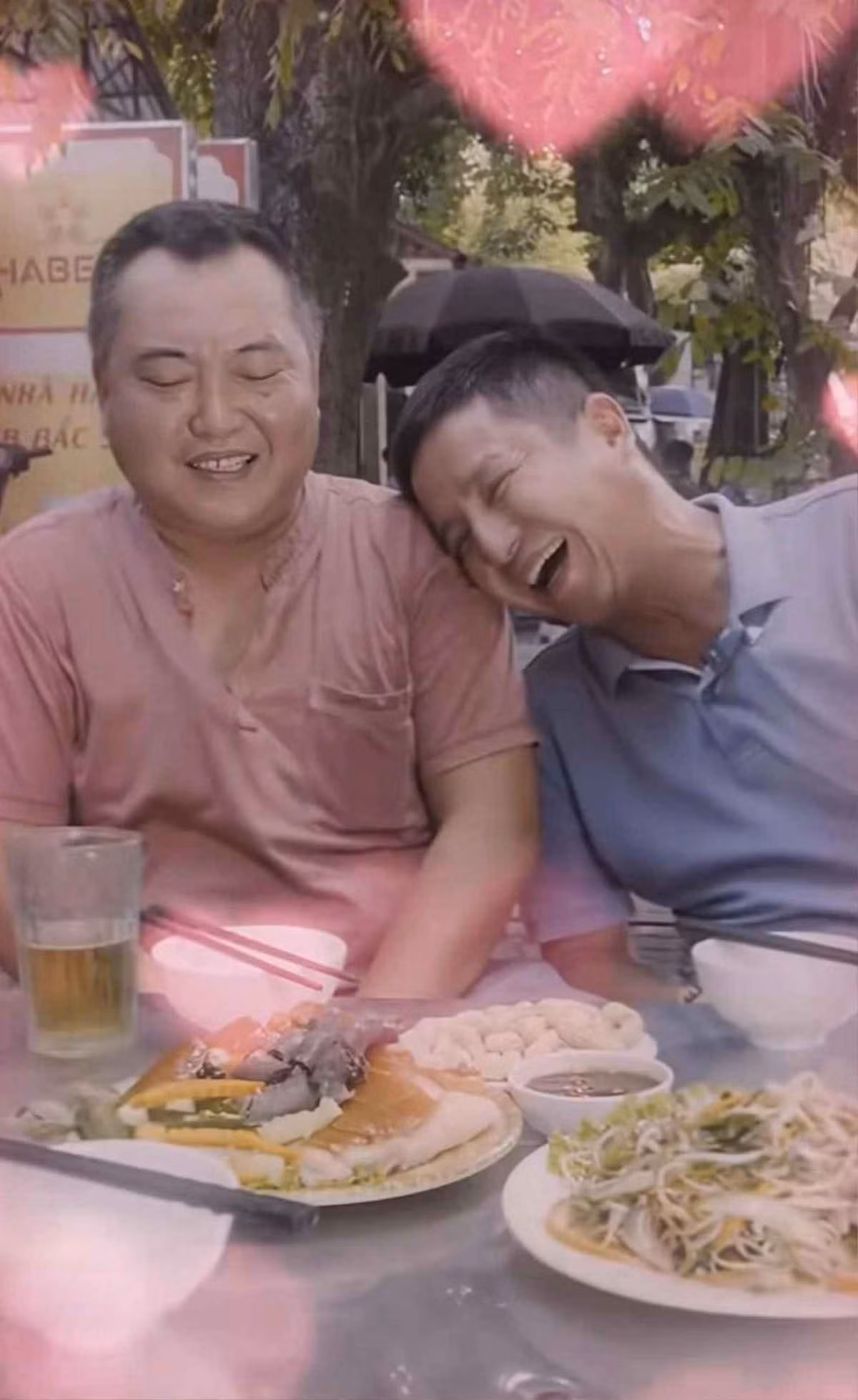 Vốn có mối quan hệ thân thiết lâu năm, “Táo Giao thông” trêu MC Lưu Minh Vũ: "Hồi làm Hãy chọn giá đúng, khán giả bảo Lưu Minh Vũ đẹp trai lắm. Sao bây giờ xấu trai thế?".