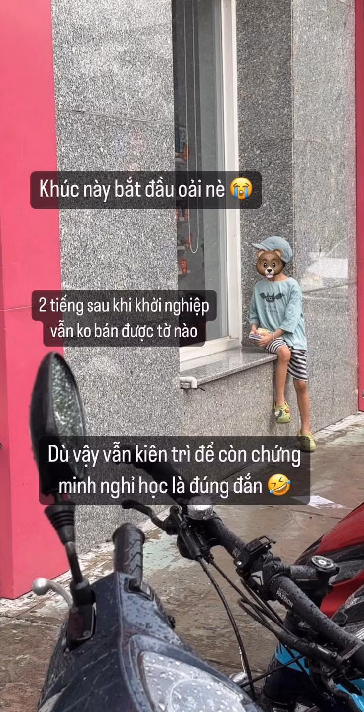 2 tiếng sau, có vẻ như sự hào hứng ban đầu đã mất đi, cậu bé đã có vẻ oải dần.