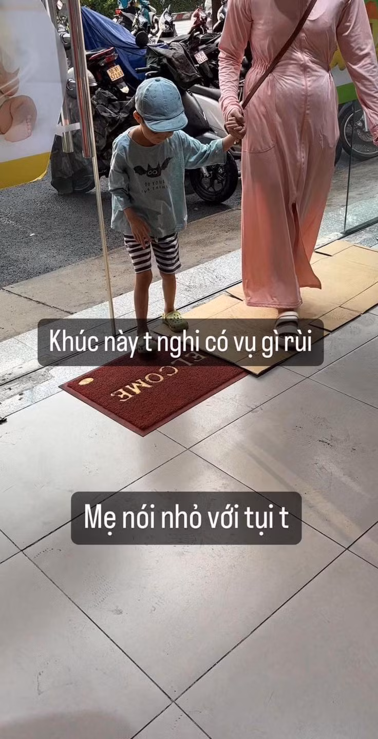 Chị dẫn con trai đến trước một cửa hàng quen, nhờ người trong cửa hàng trông nom hộ khi cậu bé đứng bên ngoài cửa...