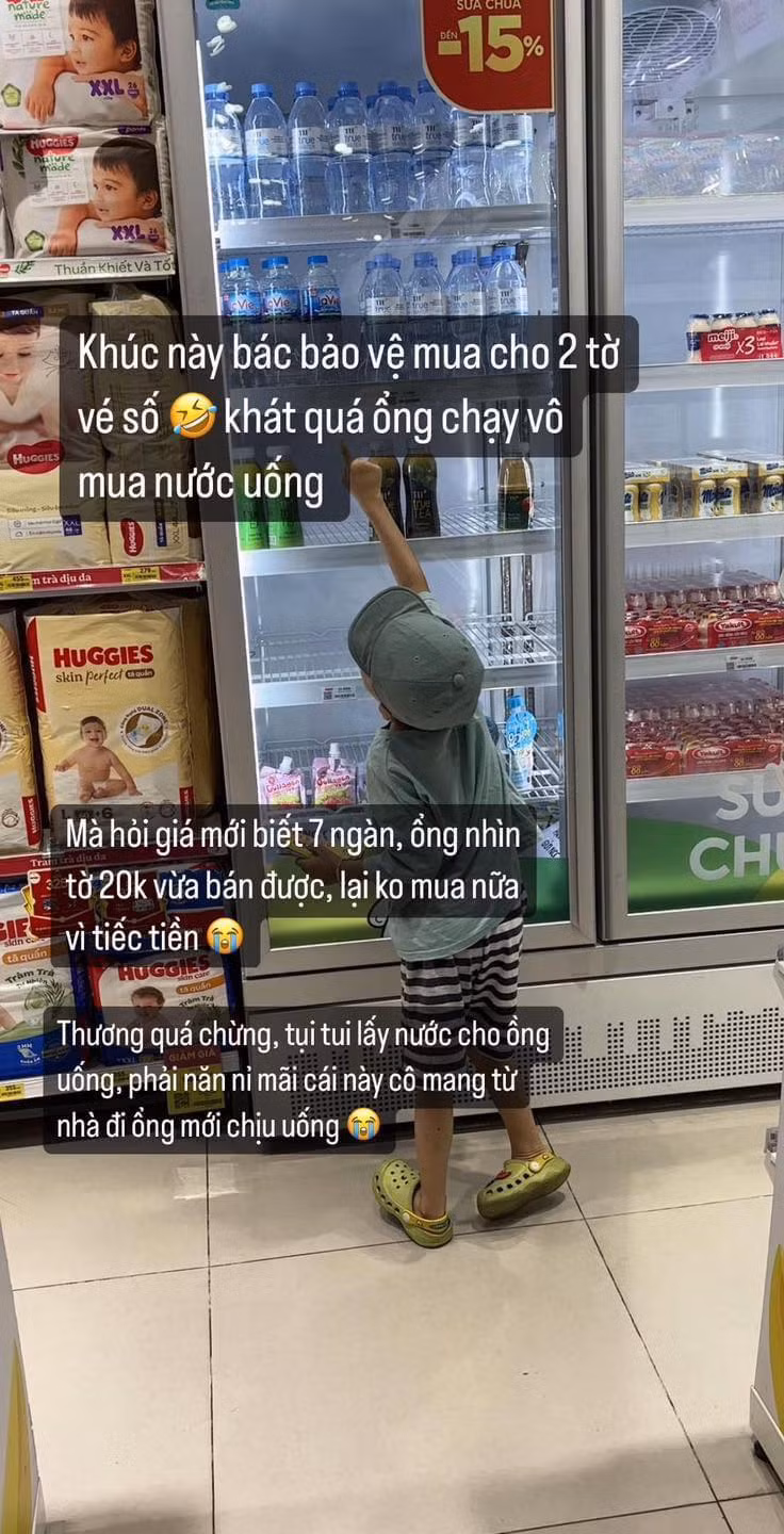 Vì tiếc tiền nên cậu bé không dám mua chai nước 7.000 đồng để uống. Theo dõi câu chuyện đến đây, rất nhiều người đã bày tỏ cảm xúc: "Uầy bà mẹ này dạy con đỉnh đấy, dù thế nào vẫn có khí chất của đấng nam nhi", "bắt đầu biết quý trọng đồng tiền rồi đó", "phải năn nỉ mới chịu uống cơ, tư duy của bé này vốn rất tốt đấy chứ".