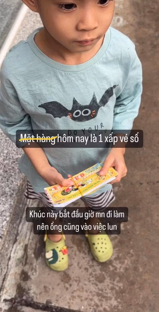 Mặt hàng hôm nay là một xấp vé số...