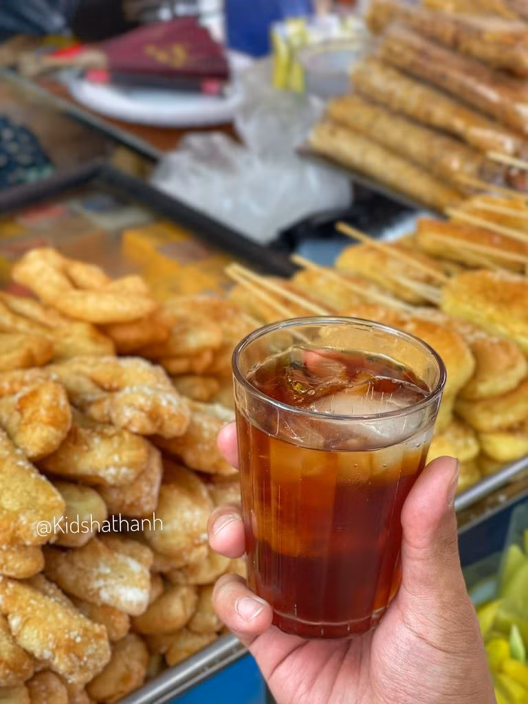 Nước ô mai Bà Bu - Số 1 Trần Quốc Toản, TP. Nam Định đã gắn liền với tuổi thơ của rất nhiều bạn học sinh nơi đây. Nước ô mai được du nhập từ một người gốc Hoa truyền lại cho chủ quán, vị lạ miệng vô cùng khó tả, thơm mát uống một cốc vẫn chưa đã. Cứ tưởng vị sẽ giống nước xí muội nhưng ở đây nước đậm vị ô mai mặn mặn ngọt ngọt.