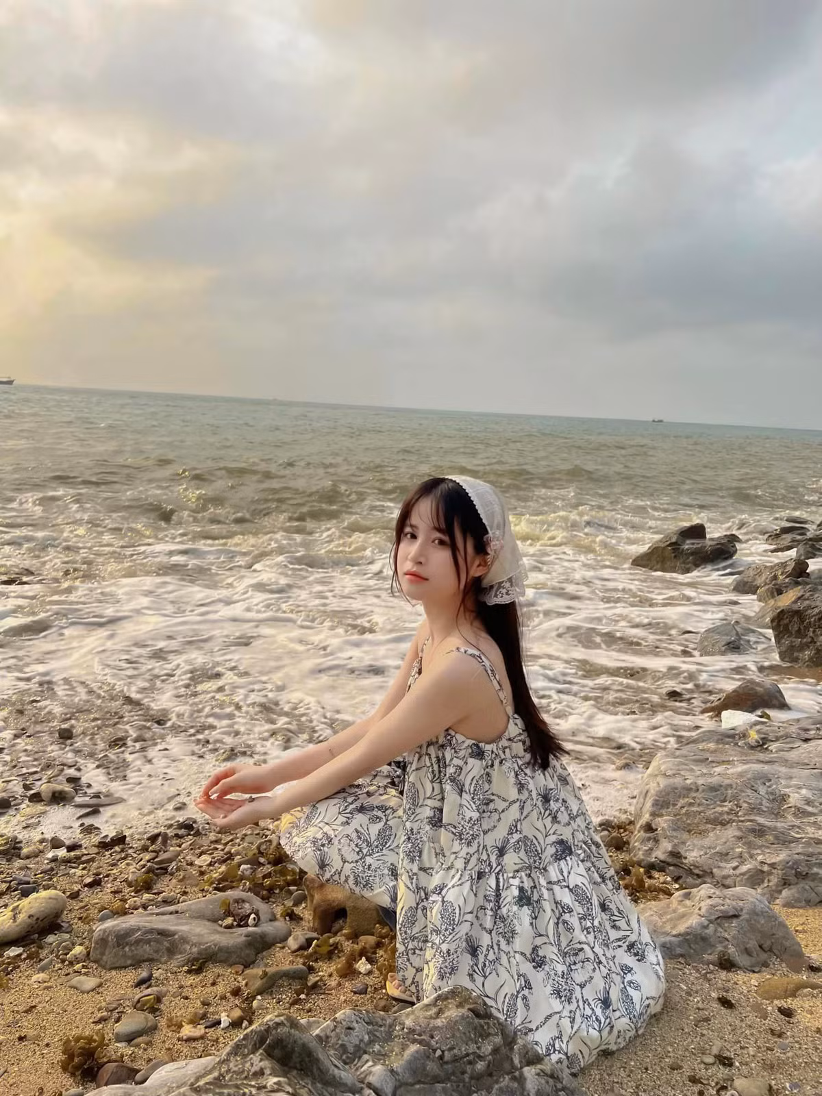 Cô nàng có gu ăn mặc nhẹ nhàng, nữ tính.