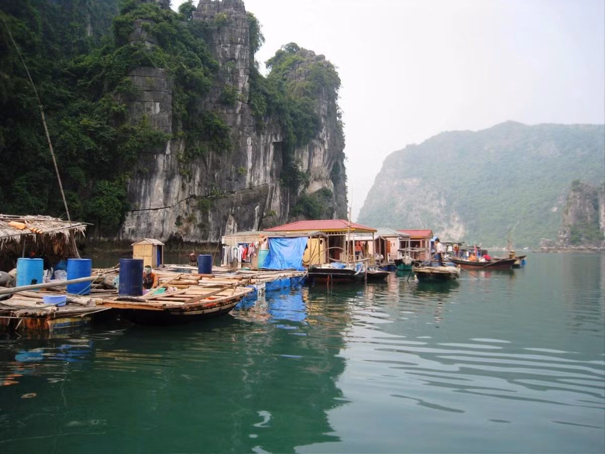 Càng vào sâu bên trong, không gian làng chài càng rõ rệt hơn. Ở giữa của làng xuất hiện một ngôi nhà cộng đồng là nơi sinh hoạt chung của cư dân. Xung quanh là nhà nổi của dân sinh sống và khu vực nuôi thủy hải sản.