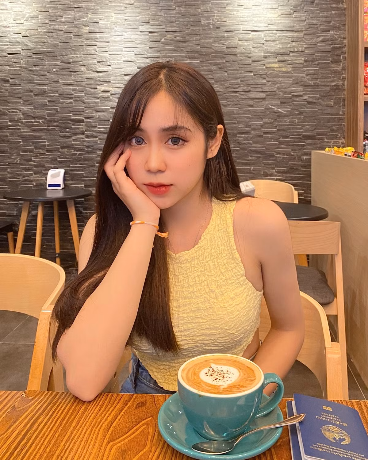 Cô bạn Lào sở hữu gương mặt xinh xắn, dễ gần. (Ảnh: FBNV)