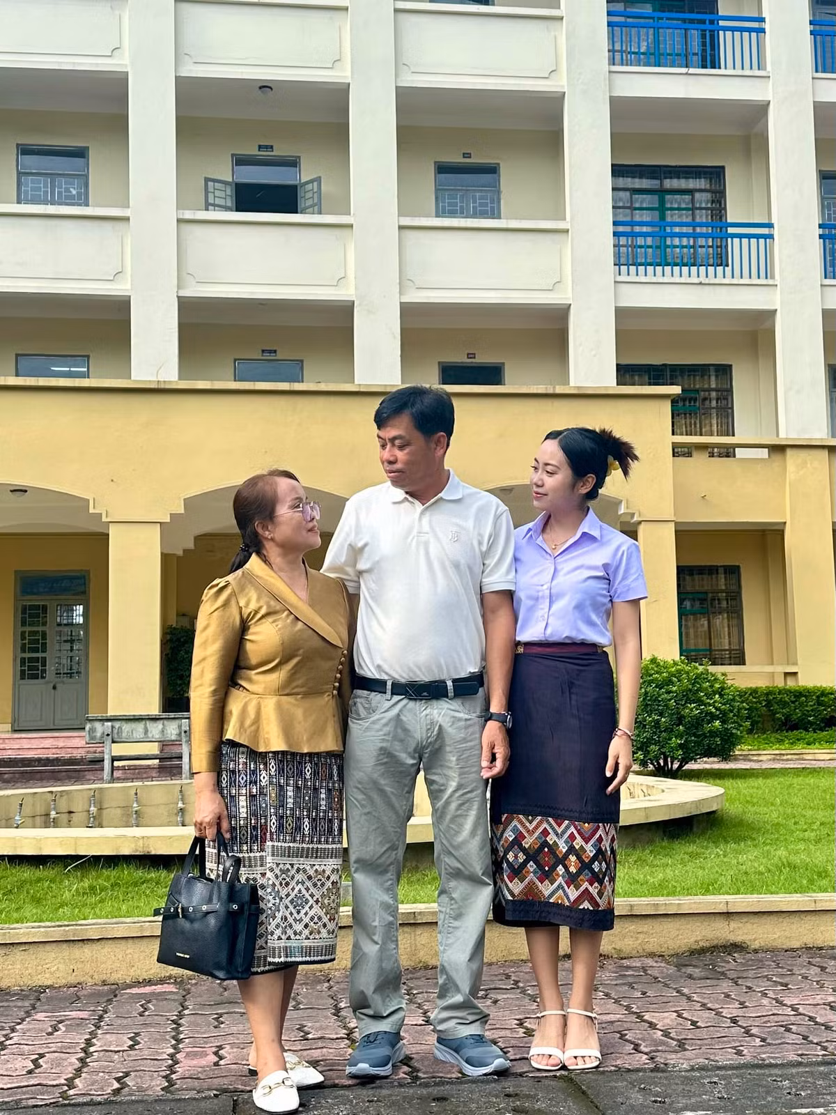 Được biết, bố mẹ của Maysaa đã bay sang Việt Nam để tham dự lễ tốt nghiệp của con gái.