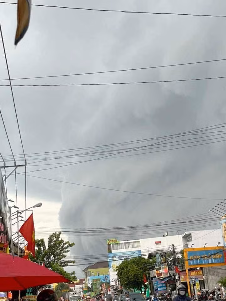 Người dân hối hả di chuyển về nhà trước khi cơn giông kéo tới.