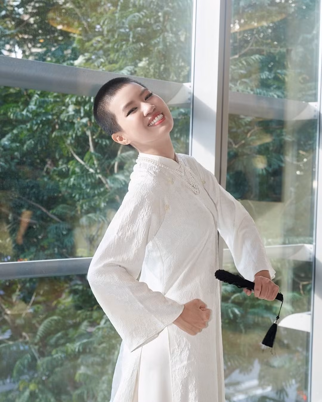 Hành động cạo đầu ở nữ giới không còn mới lạ, là xu hướng được đón nhận từ sau đại dịch Covid-19, bùng nổ vào năm 2023 nhờ sự lăng xê của diễn viên Florence Pugh và rapper Doja Cat. Tuy nhiên ở Việt Nam, rất ít người có thể thực sự "xuống tóc".