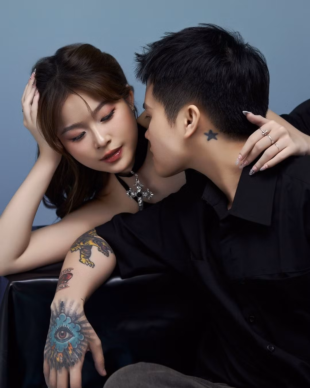Theo chia sẻ, Chao thường xuyên được anh người yêu tặng hoa, từ hoa tươi đến hoa bằng gấu bông, bong bóng… với nhiều lời nhắn ngọt ngào như "Love you to the moon and back" (chỉ một tình yêu mãnh liệt) hay "Mau khỏi ốm nhé, yêu em".