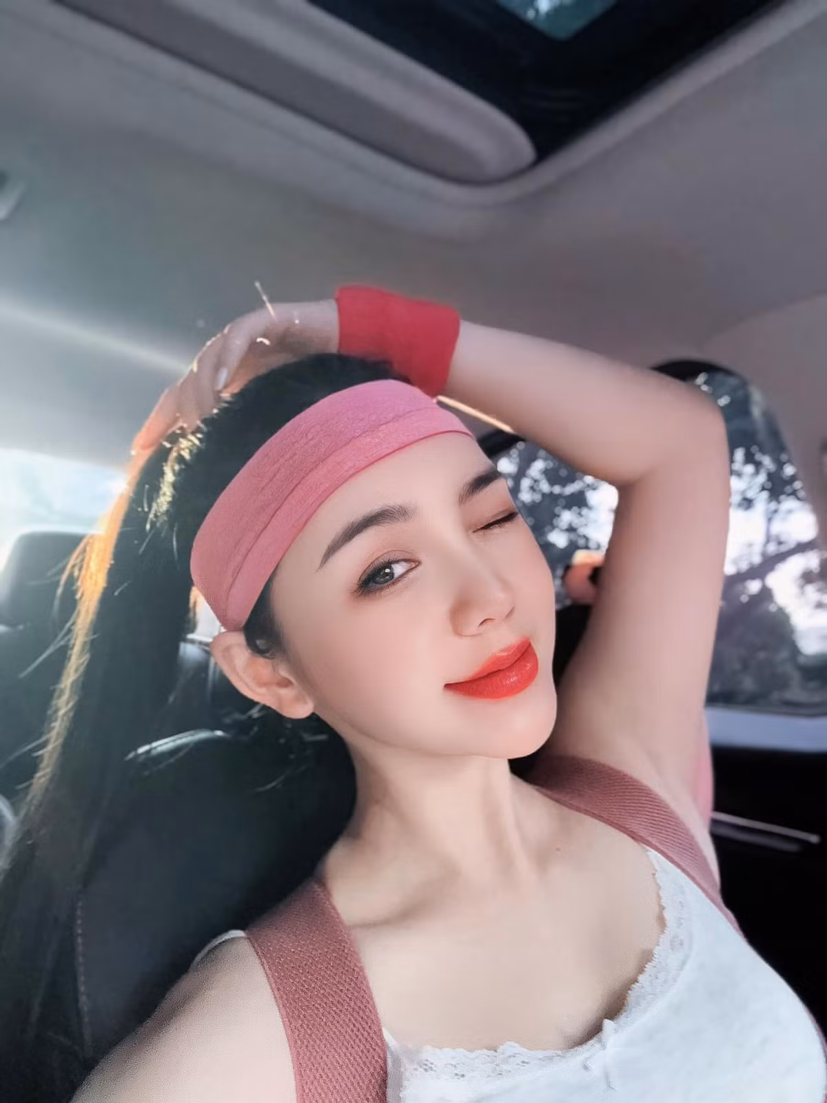 Trước đó, Quỳnh Kool cũng khoe khéo phong cách tươi trẻ, chuẩn "dân tập" khi chuẩn bị băng đô cùng bao tay thấm mồ hôi trong loạt ảnh chụp trên đường đi đến sân tập.