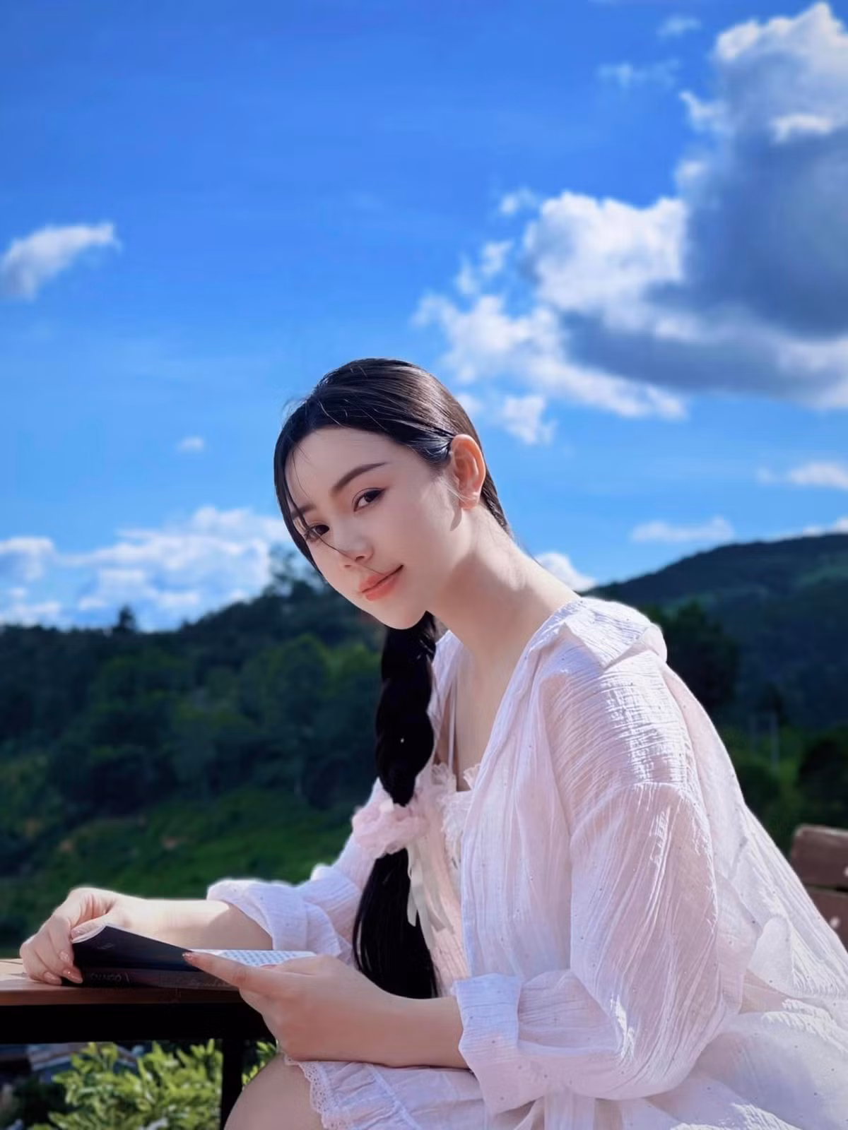 Trên trang cá nhân, cô nàng thường chia sẻ những khoảnh khắc đời thường cùng những chuyến du lịch đến nhiều địa điểm nổi tiếng trên thế giới. (Ảnh: FBNV)
