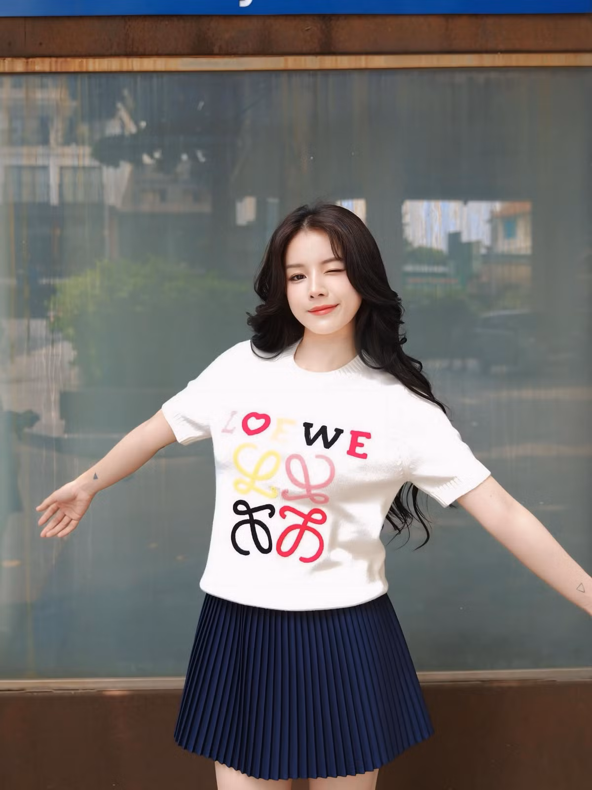 Mới đây, nàng DJ Mie vừa đăng tải lên loạt ảnh chào thu Hà Nội. Cô nàng lên đồ giản đơn với chiếc áo thun cùng chân váy xếp ly nhưng vẫn vô cùng hút mắt.