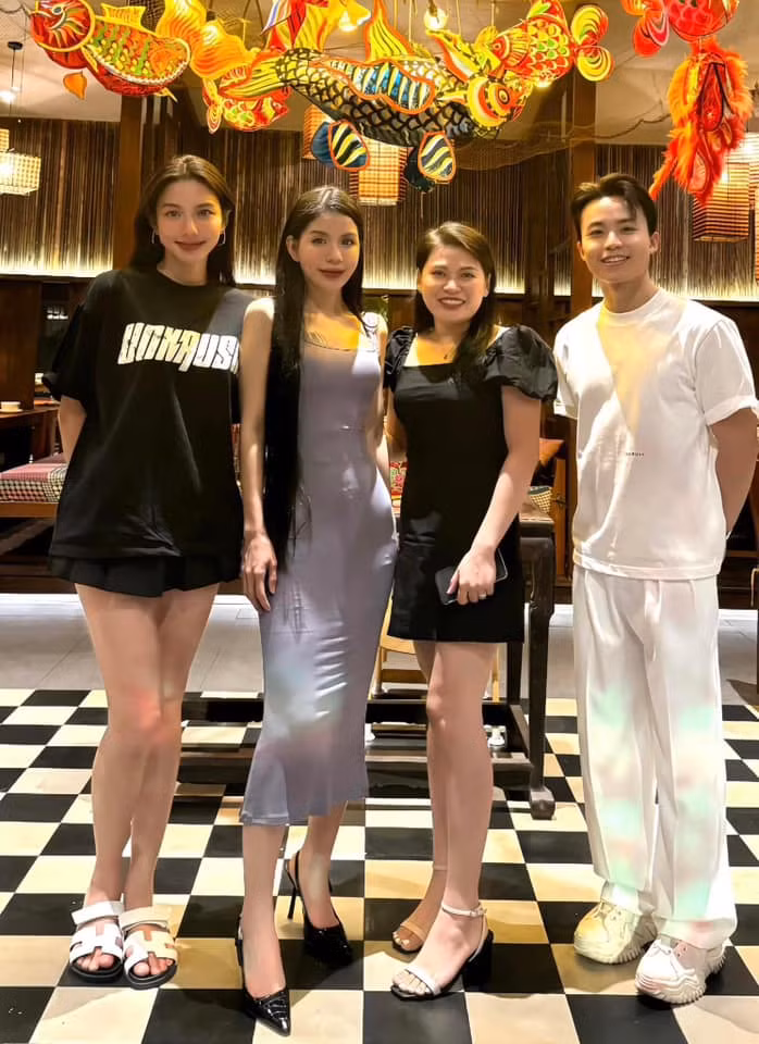 Trong khoảnh khắc gặp gỡ thân thiết này còn xuất hiện những gương mặt quen thuộc như quản lý (anh họ) của Hằng Du Mục, Dịch Dương - Nhất Dương cả 2 anh em đều tươi tắn.