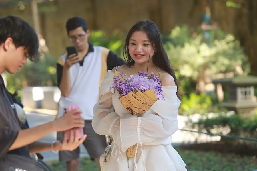 Dù khá đông và khó chọn góc vắng vẻ để lên ảnh, tuy nhiên thời điểm gần trưa là lúc ánh nắng chiếu xuyên qua những tán cây nên rất nhiều bạn trẻ vẫn chăm chỉ tạo dáng.