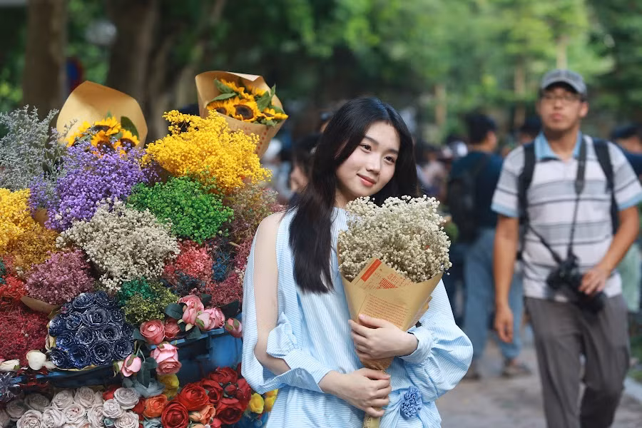 "Nàng thơ" tạo dáng bên xe hoa.