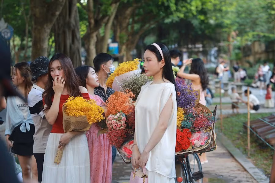 ...kết hợp cũng phụ kiện như túi xách, cài tóc cùng lối trang điểm nhẹ nhàng để có bức hình lung linh nhất.
