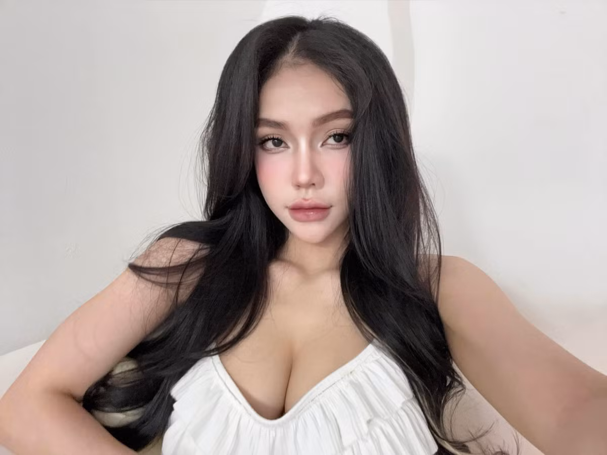 Cô nàng sở hữu gương mặt với những đường nét sắc sắc hút hồn người đối diện.