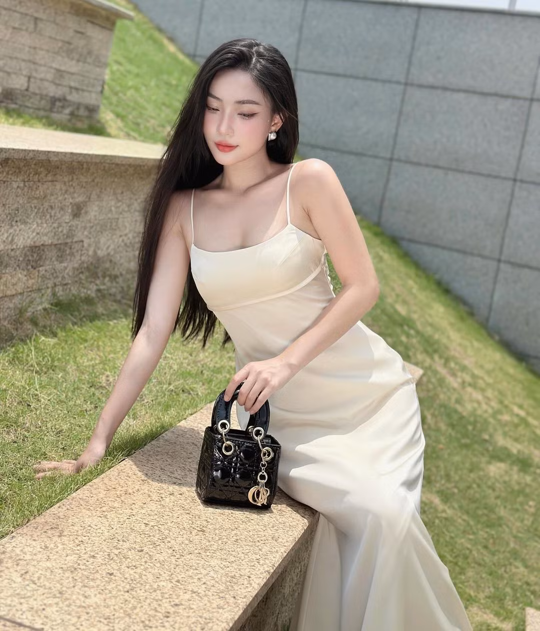 Cô nàng được biết đến với danh xưng hot girl Instagram nhờ vẻ ngoài xinh đẹp, cùng phong cách ăn mặc thời thượng.