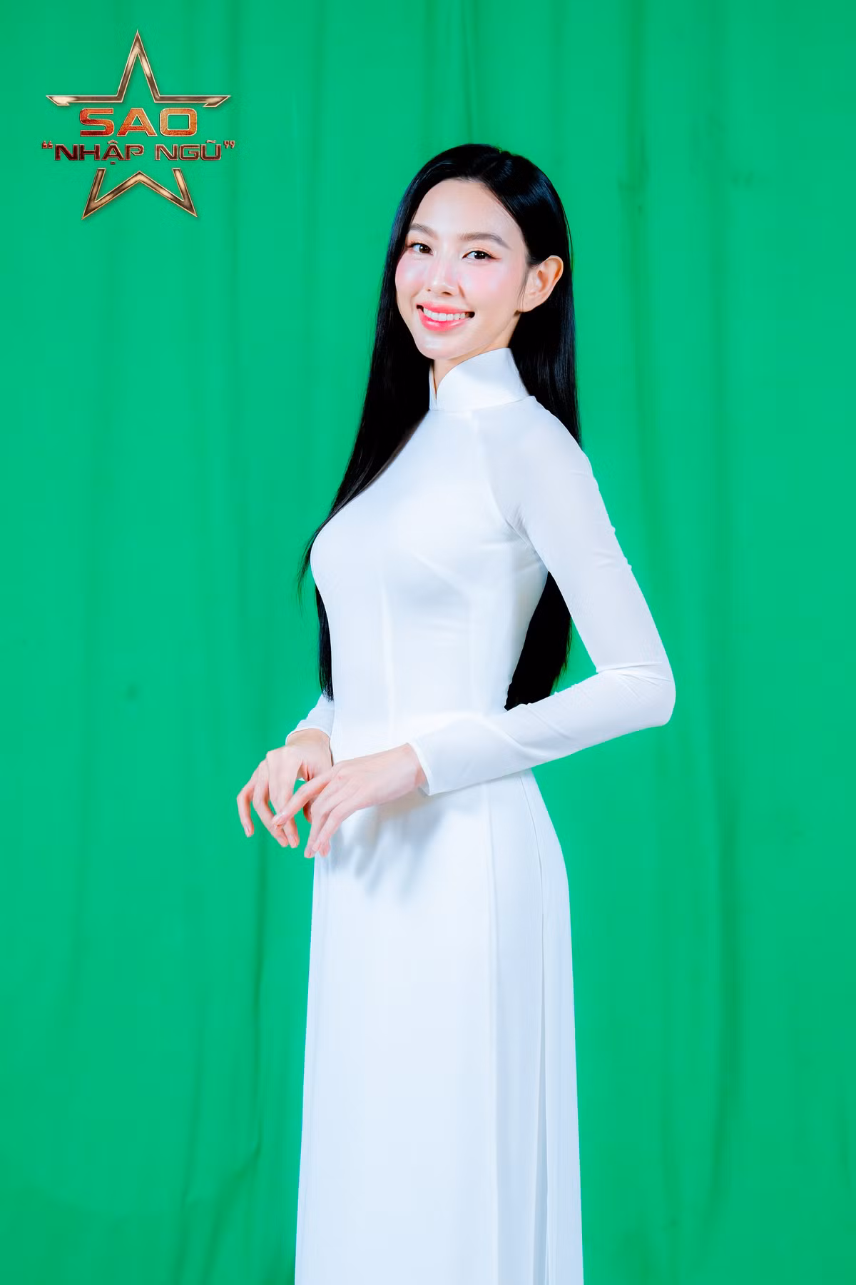 Sau đó, Thùy Tiên hỏi lại đâu cần xăm môi, có thể mang theo cây son mà. Hòa Minzy giải thích theo kiểu rất trải đời: "Thì do không phải lúc nào em cũng được mang theo son như hành trang đó, có những lúc em phải chọn mang theo cái khác".