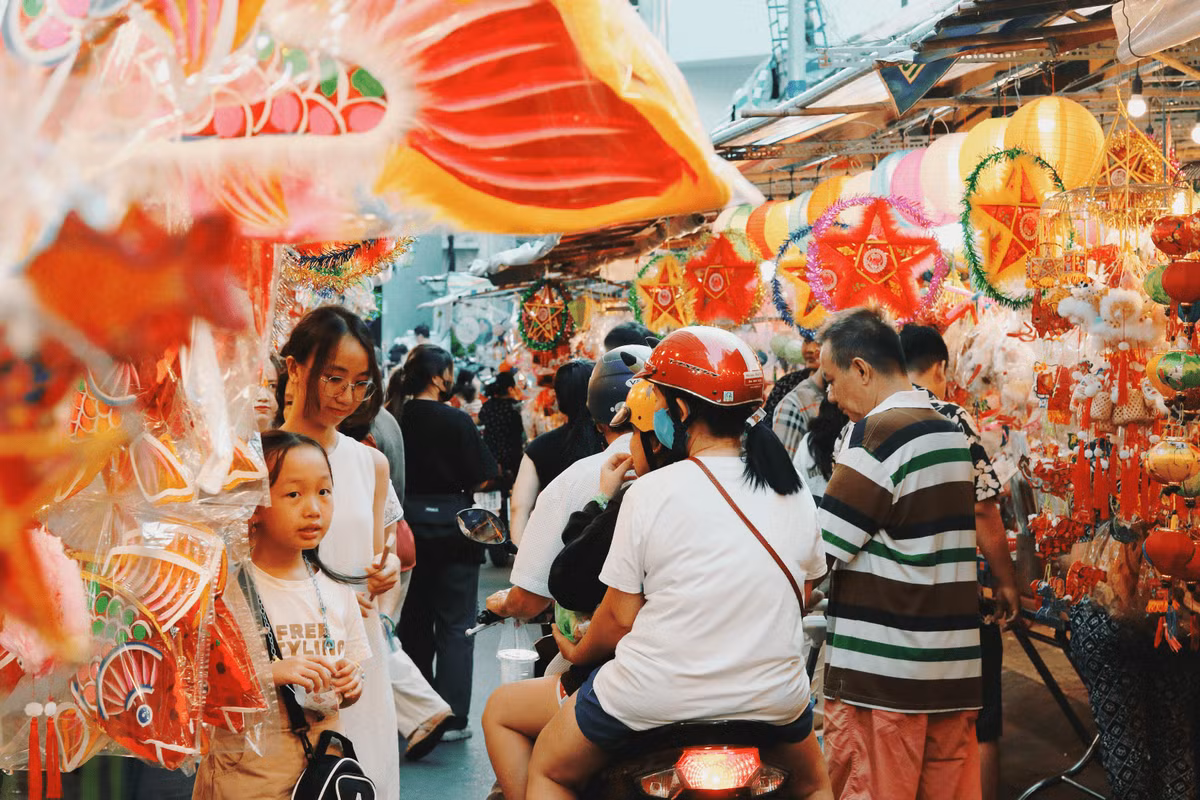 Lồng đèn được buôn bán trên tuyến đường này cũng được hơn 50 năm, đã trở thành kí ức của nhiều người dân Sài Gòn mỗi dịp đến ngày Tết đoàn viên. 
