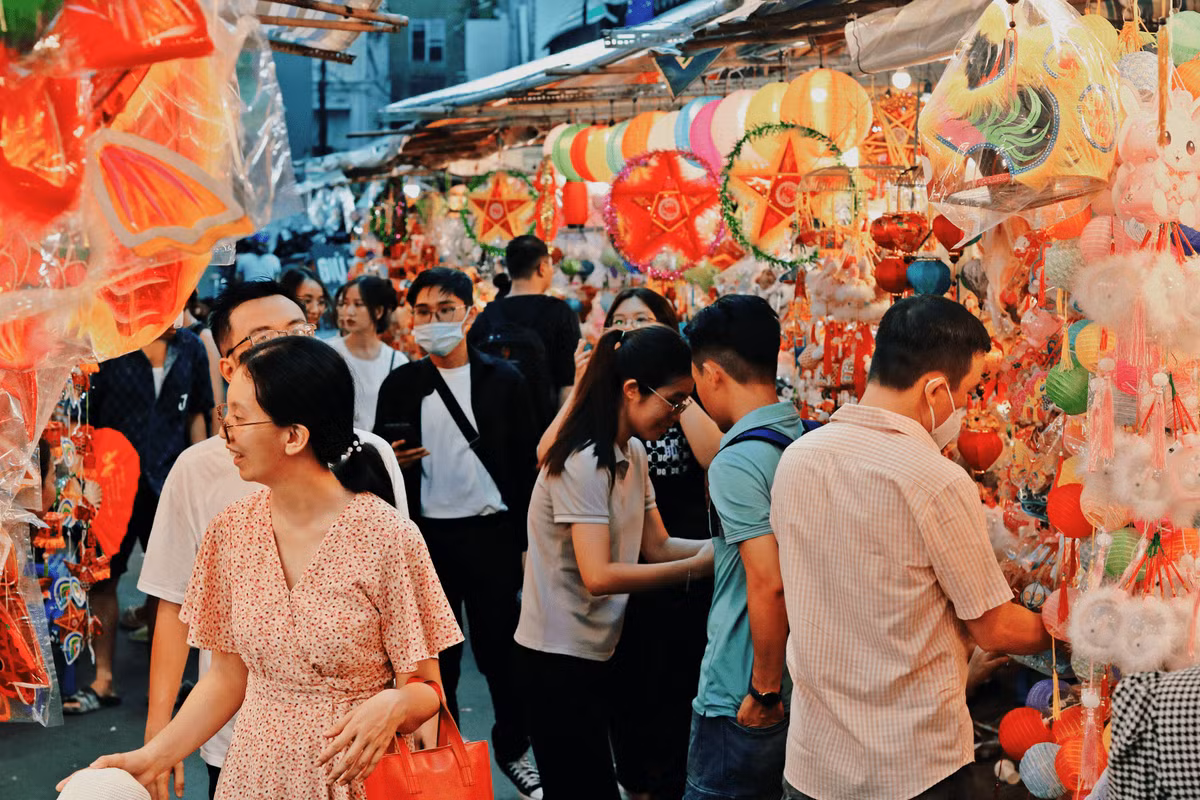Một đoạn đường dài được phủ đầy hai bên đường là những chiếc lồng đèn đủ màu sắc từ đỏ, vàng, xanh, tím… lung linh như đang ở Hội An.