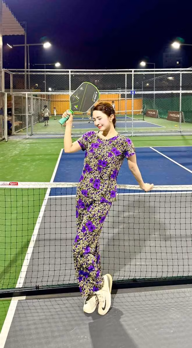 Người đẹp 8X viết trên trang cá nhân: "Thời trang ra sân sau một ngày bão mạng… Đi pickleball thế này ổn không mọi người. Tím mộng mơ hoa nhí…".