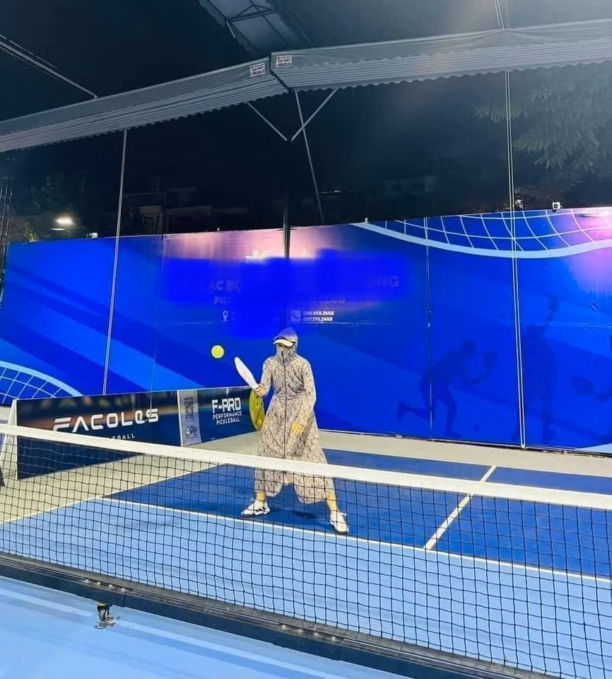 Ngoài Quỳnh Nga, mới đây netizen cũng chia sẻ bức ảnh, cô nàng mặc đồ kín bưng lên sân pickleball.