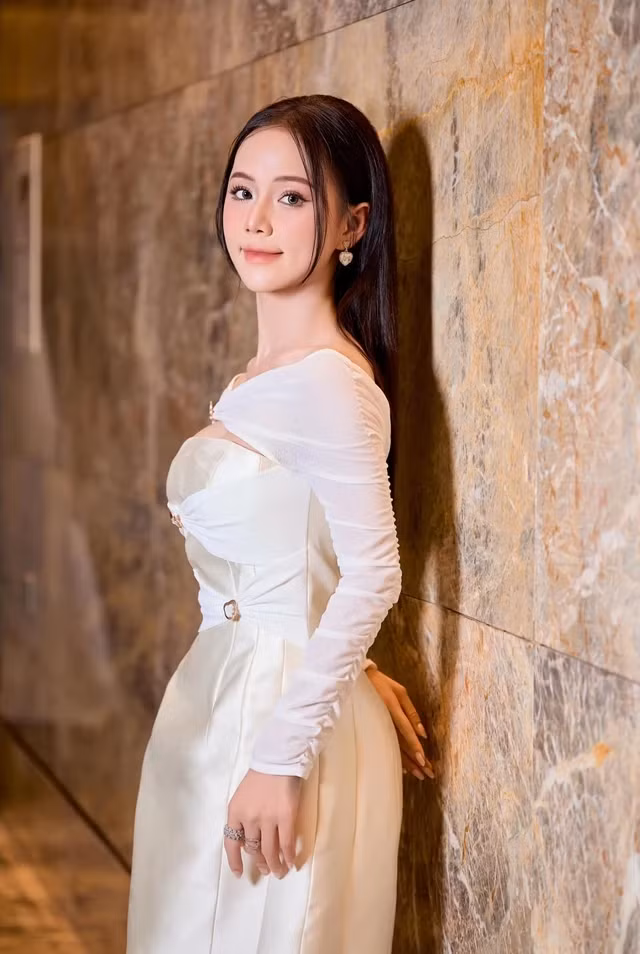 Minh Thu hiện là diễn viên khá quen thuộc trên một số phim truyền hình như Phố trong làng, Nơi giấc mơ tìm về, Lỡ hẹn với ngày xanh..