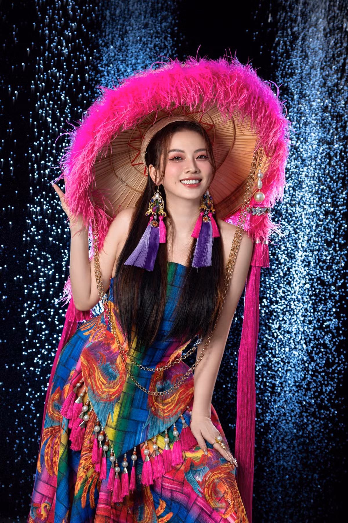 Tuy nhiên cô nàng vẫn giữ được nụ cười tươi tắn rạng ngời cùng chiếc má lúm duyên dáng.