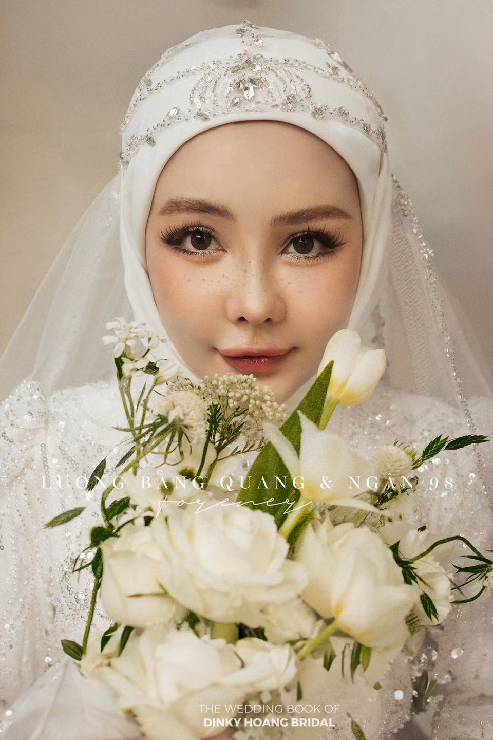Cô nàng lựa chọn thiết kế váy cưới độc lạ, phần trùm đầu che cả mái tóc.